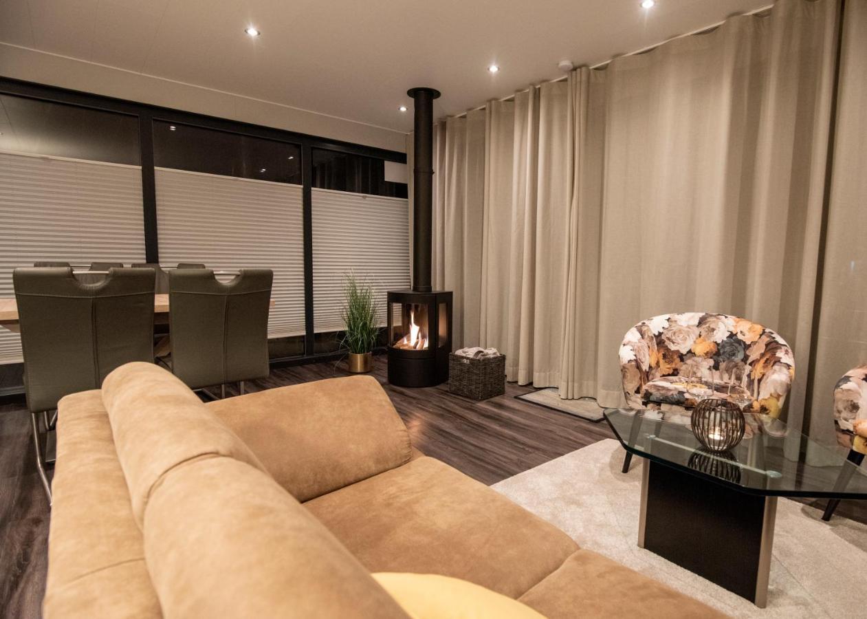 Welcome In - Houseboat 'Elysium' Met Eigen Aanlegsteiger Sneek - Offingawier Экстерьер фото