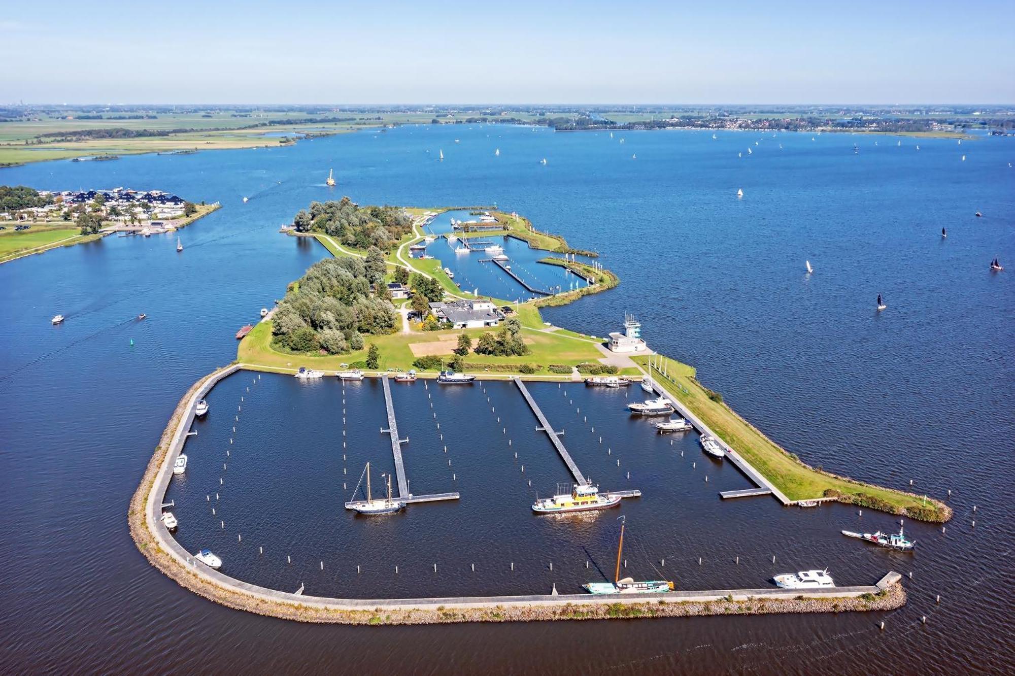 Welcome In - Houseboat 'Elysium' Met Eigen Aanlegsteiger Sneek - Offingawier Экстерьер фото